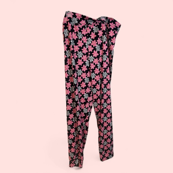 A pair of Fabulous floral pajama set  in size extra large - Picture 5 of 10